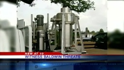 La querella de Baldwin se debe a una compañía en conjunto que hizo con Costner para limpiar petróleo derramado en el mar. Los abogados de Costner alegaron que Baldwin había vendido sus acciones en la empresa antes de que se diera el gran negocio.